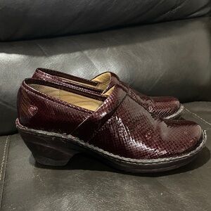 Nurse Mates Pillowtop shoes 9M